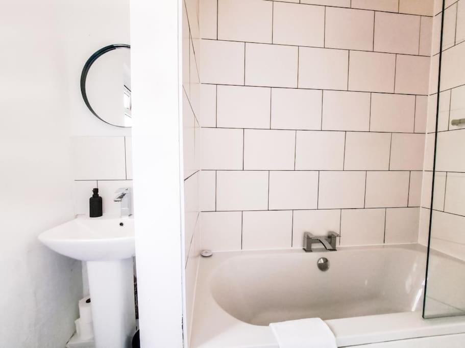 3 Bed Flat Near To Cardiff And Cardiff Bayアパートメント エクステリア 写真